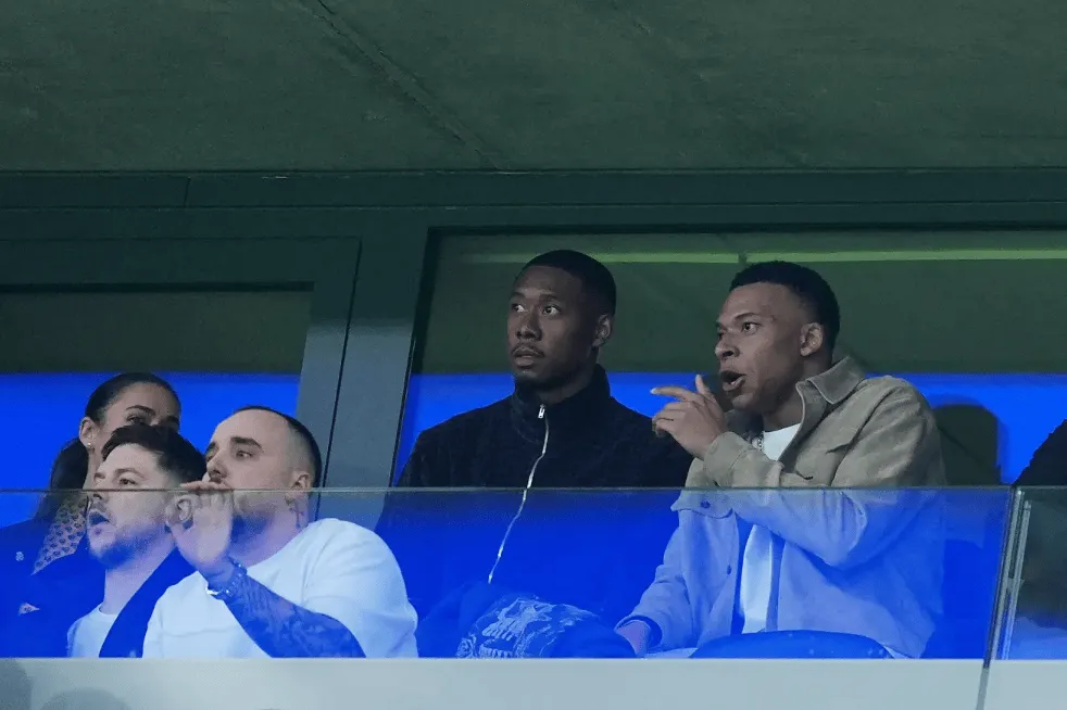 世俱杯买球-姆巴佩与阿拉巴现身伯纳乌看台，现场为皇马对曼城比赛助威